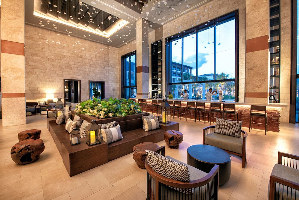 Lobby con sillones y vista del Adults Only Club at Lopesan Costa Bávaro