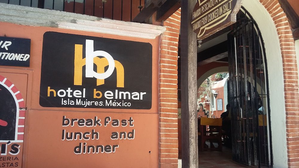 Entrada con el letrero del hotel de Belmar Isla Mujeres en Isla Mujeres
