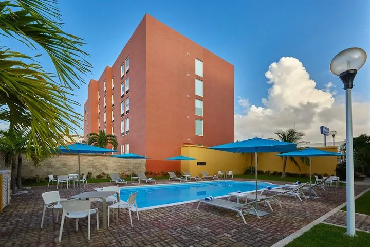 Banner Principal City Express Junior by Marriott Cancún