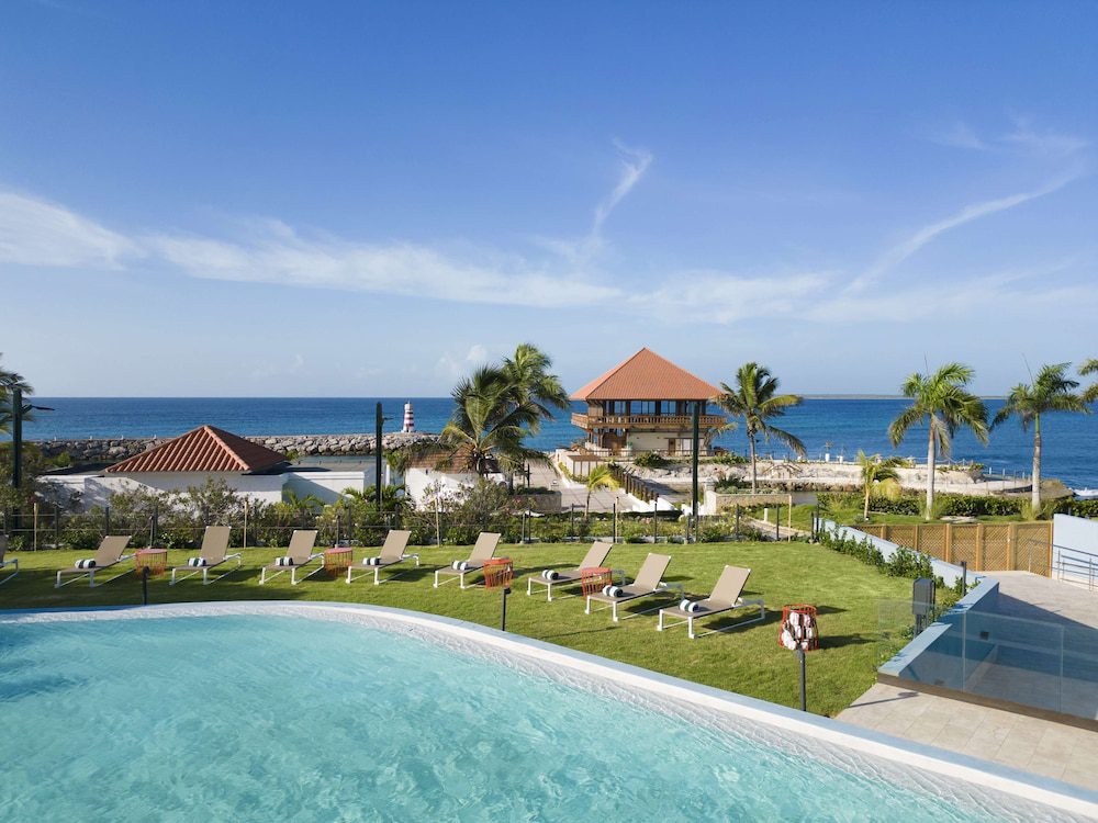 Piscina y jardín de Hilton Garden Inn La Romana en La Romana