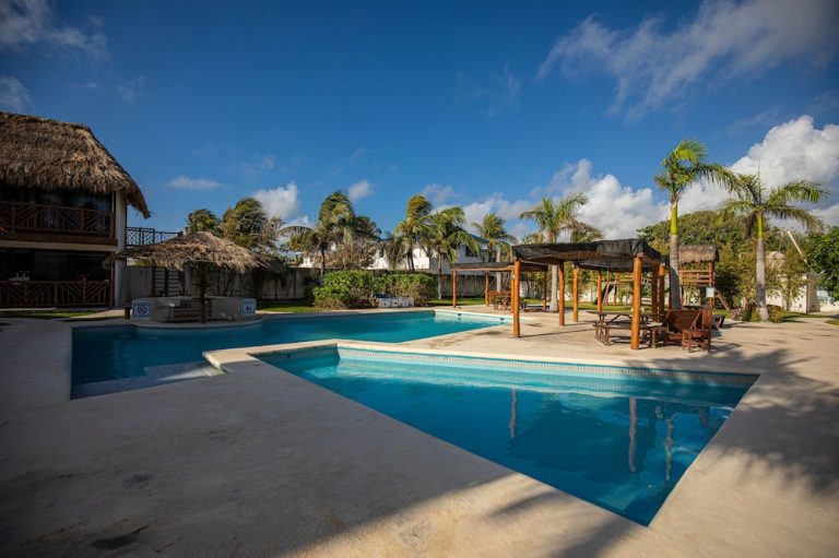 Piscina y área de palapas del Hotel & Beach Club Ojo de Agua