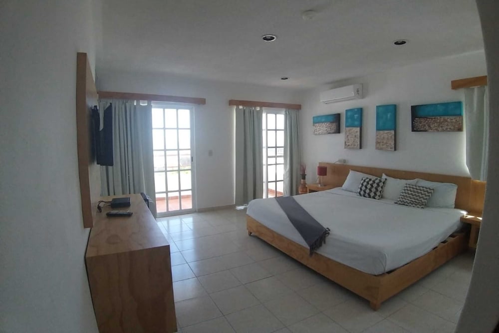 Habitación con cama king del Hotel & Beach Club Ojo de Agua
