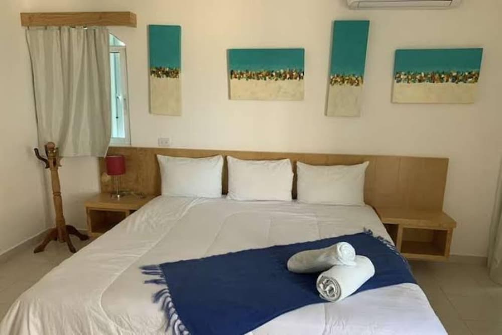 Habitación con cuadros azules del Hotel & Beach Club Ojo de Agua