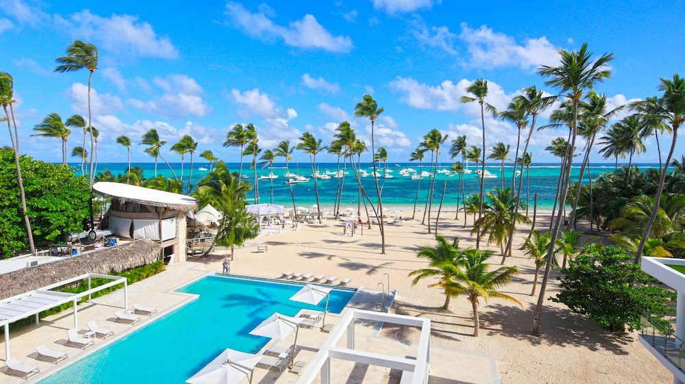 Playa y piscina de Playa Coral Condo in Paradise F22 en Punta Cana
