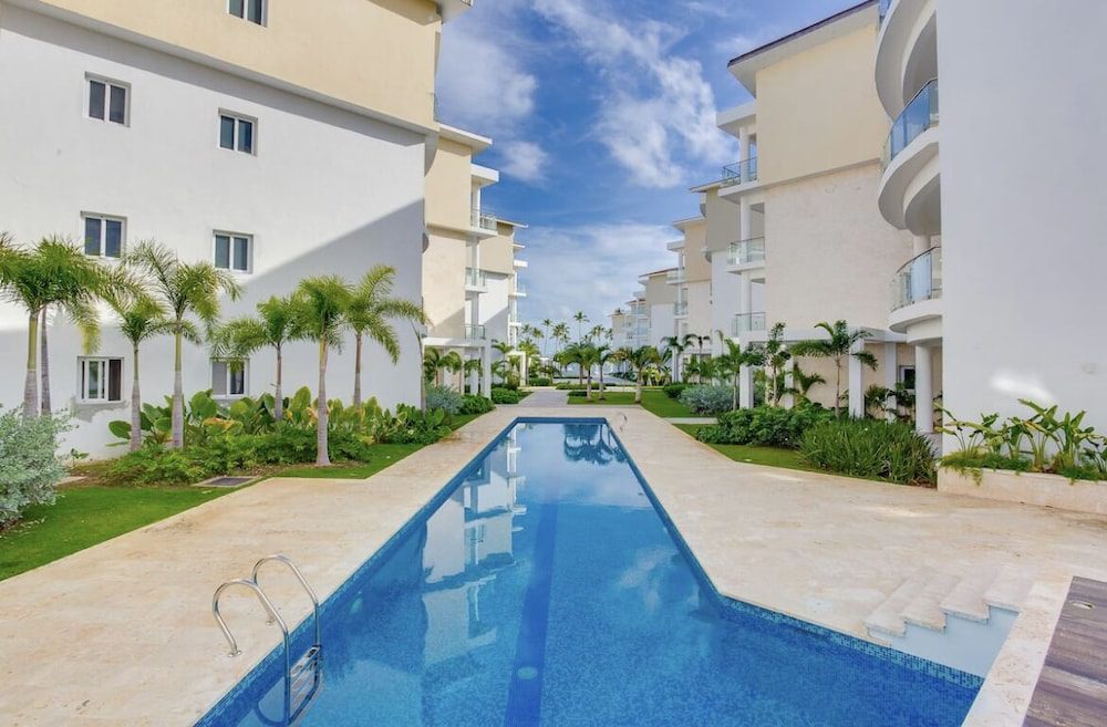 Edificio y piscina de Playa Coral Condo in Paradise F22 en Punta Cana