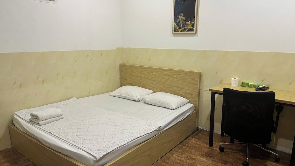 Habitación con armario y escritorio del 95 Lam Son Hotel