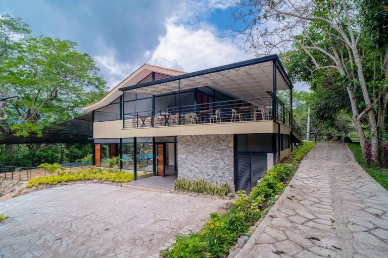 Edificio de dos pisos de Natura Lake en Anapoima