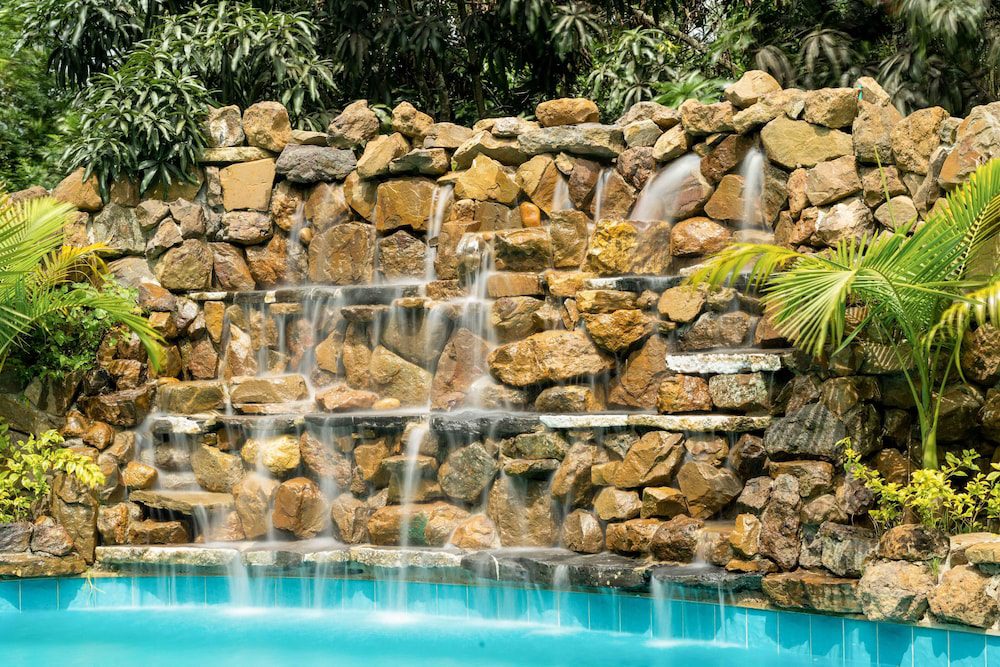 Cascada de piedra junto a la piscina de Natura Lake