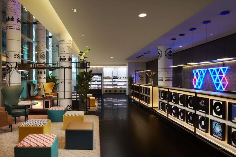 Lobby del Avani Frankfurt City Hotel con tienda y zona de descanso