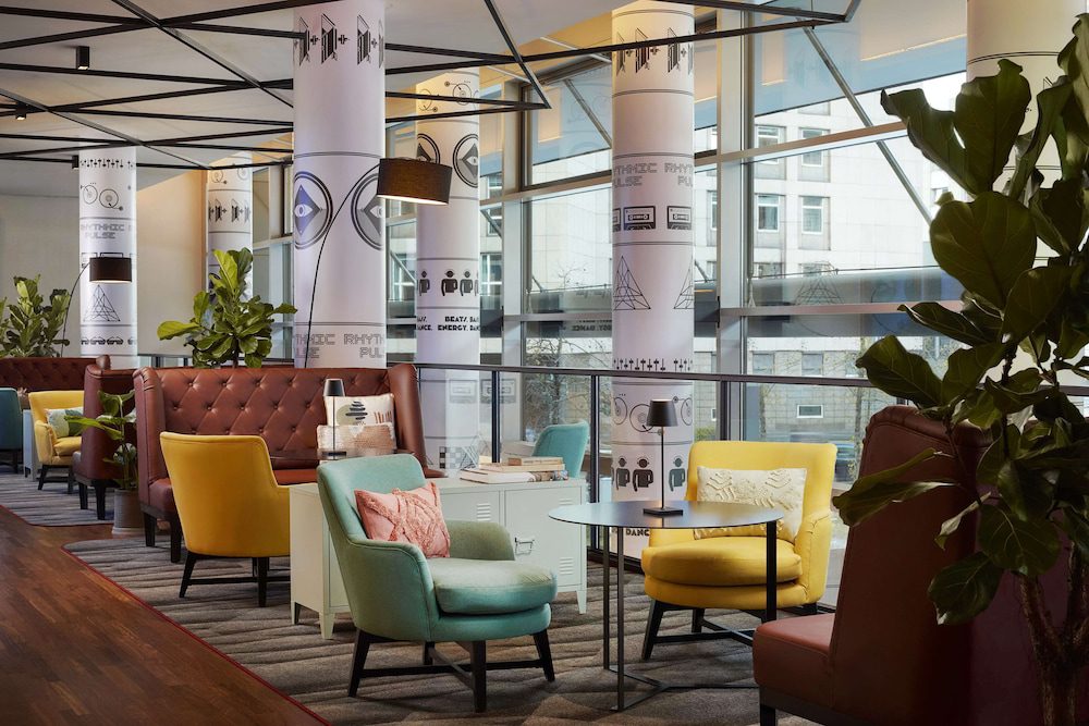 Salón con sillones del Avani Frankfurt City Hotel