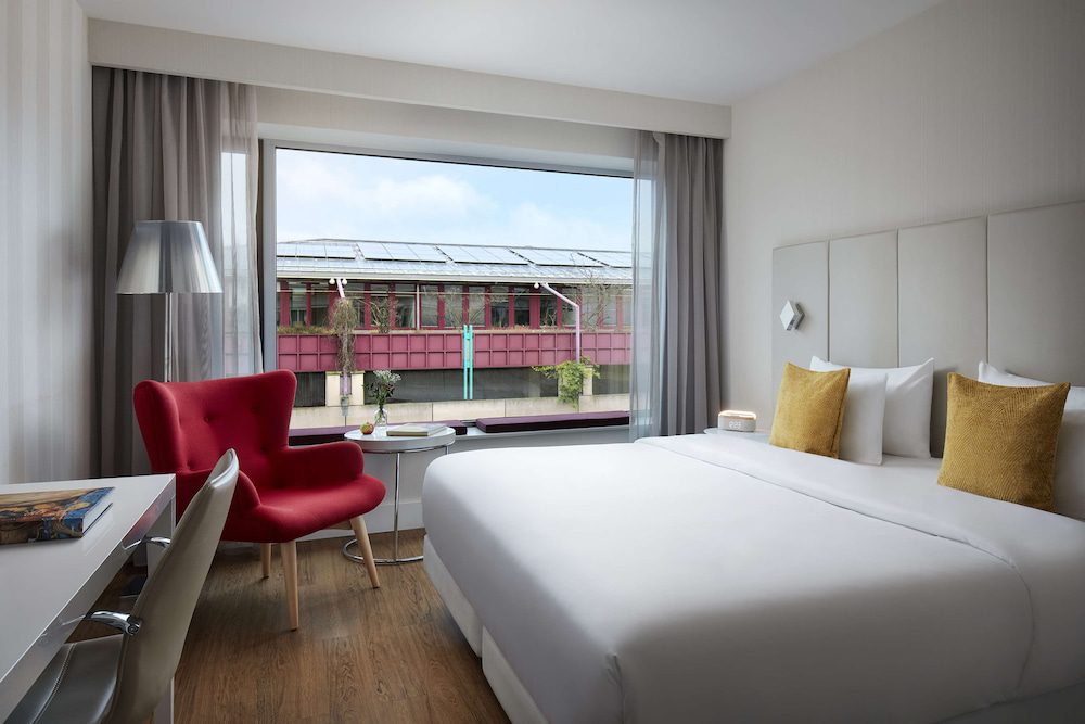 Habitación con camas individuales del Avani Frankfurt City Hotel