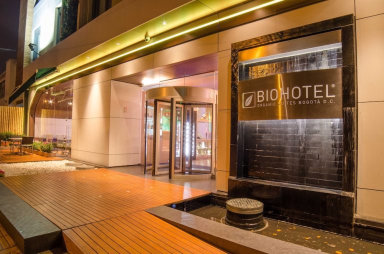 Entrada del Biohotel Organic Suites en Bogotá