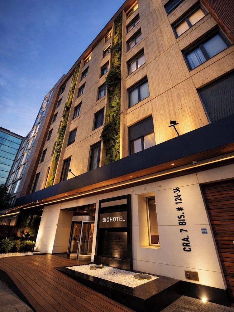 Fachada del Biohotel Organic Suites al atardecer