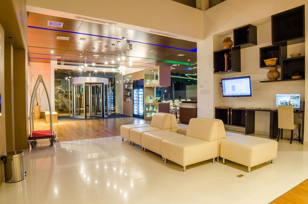Lobby con sillones blancos del Biohotel Organic Suites