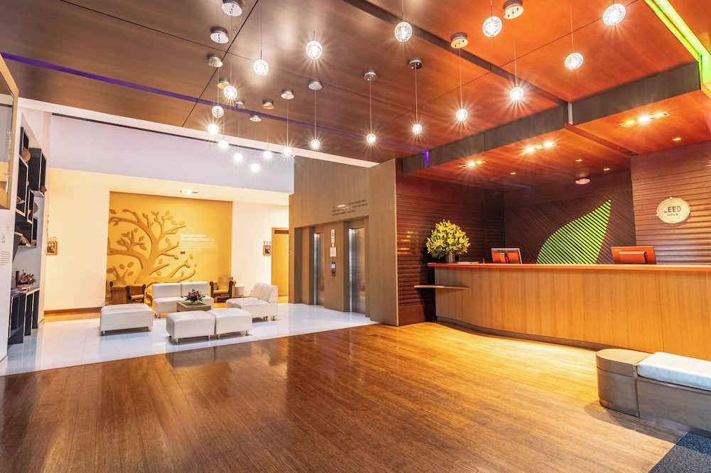 Vestíbulo del Biohotel Organic Suites con pared de madera