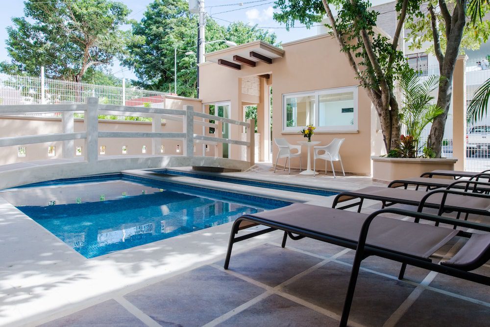 Piscina y zona de descanso de Casa Leo Suites en Playa del Carmen