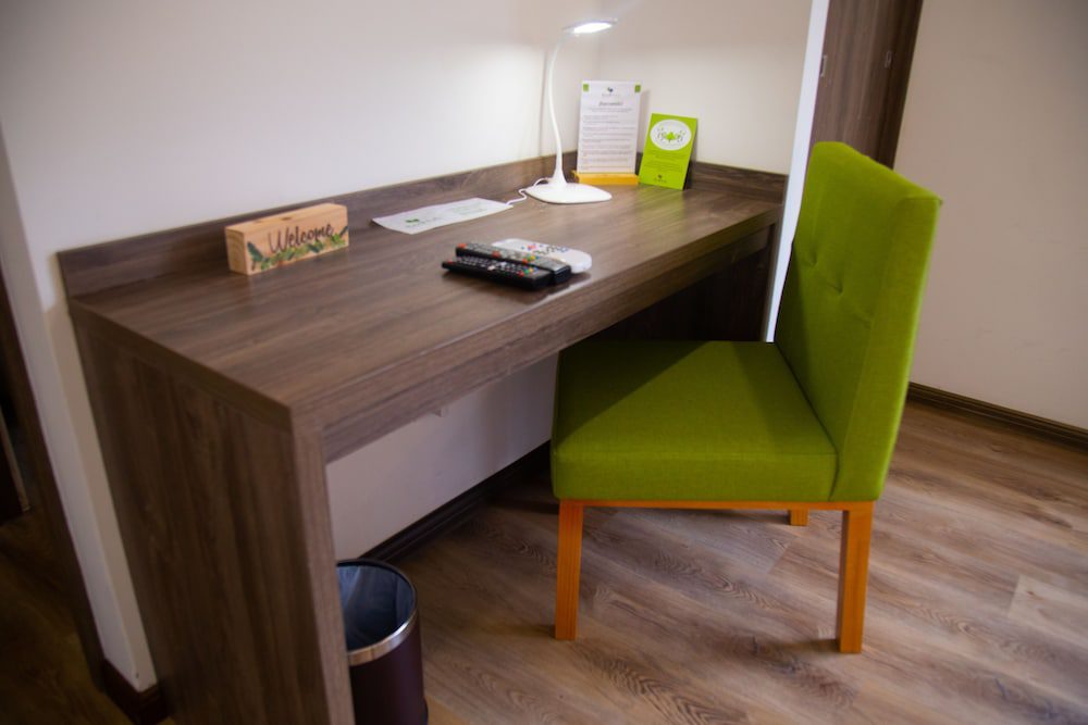 Escritorio de la habitación de EcoHub Hotel Medellín en Medellín