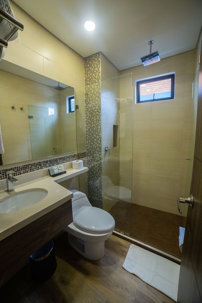 Baño de la habitación de EcoHub Hotel Medellín en Medellín