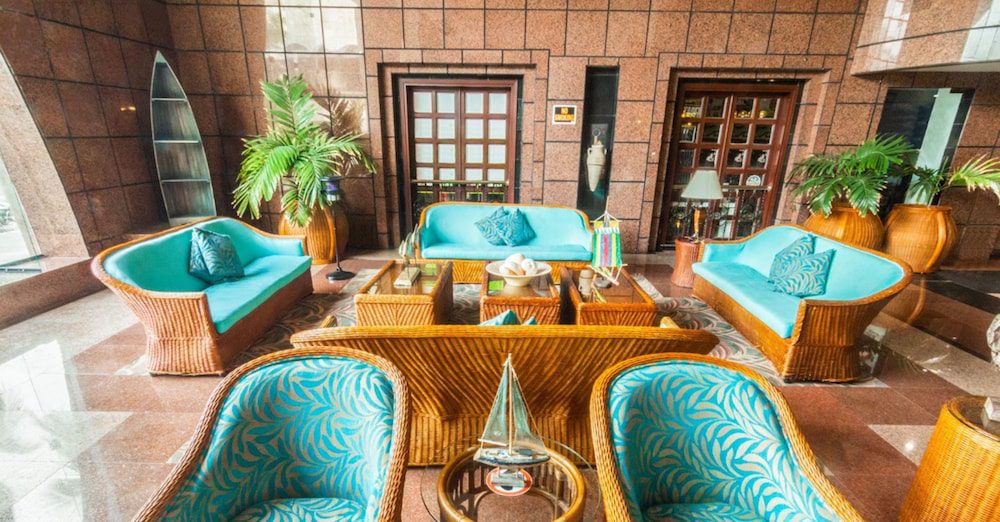 Sala del lobby del GHL Relax Hotel Sunrise con sillones
