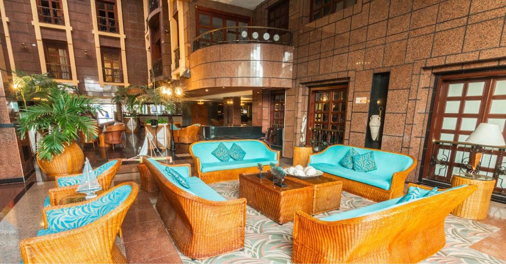 Lobby del GHL Relax Hotel Sunrise con sala de estar