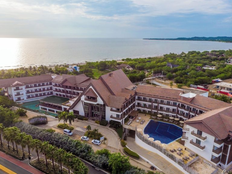 Grand Sirenis Cartagena en Cartagena: vista aérea del hotel frente al mar Caribe