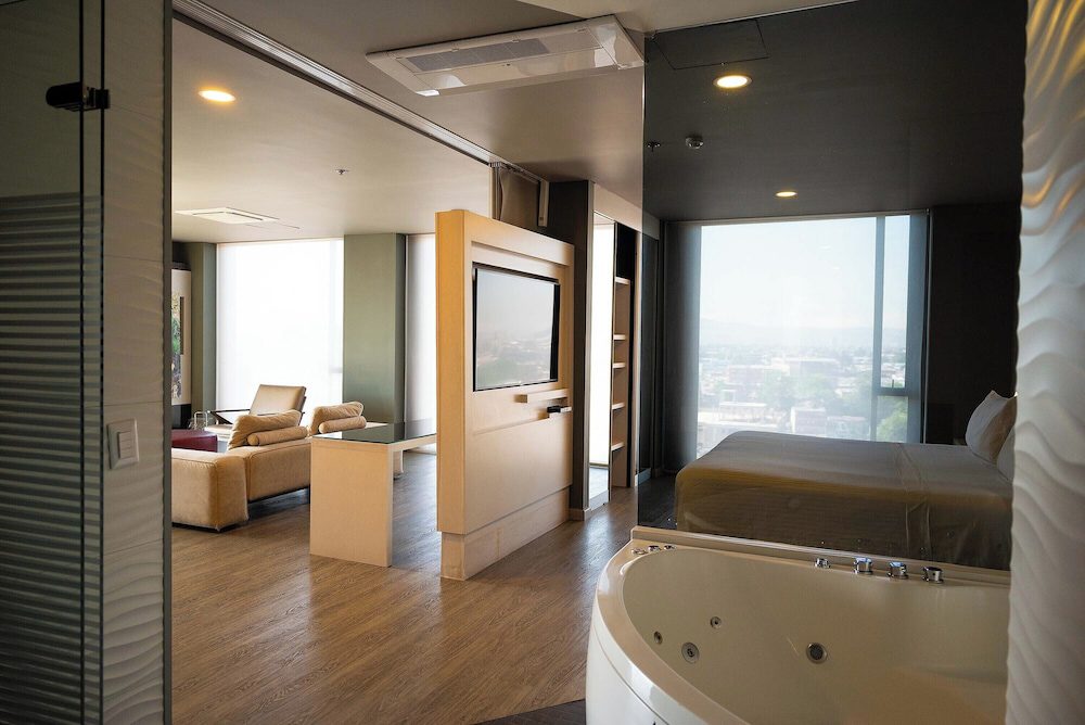 Habitación con jacuzzi y vista de Hotel Black Tower Premium en Bogotá