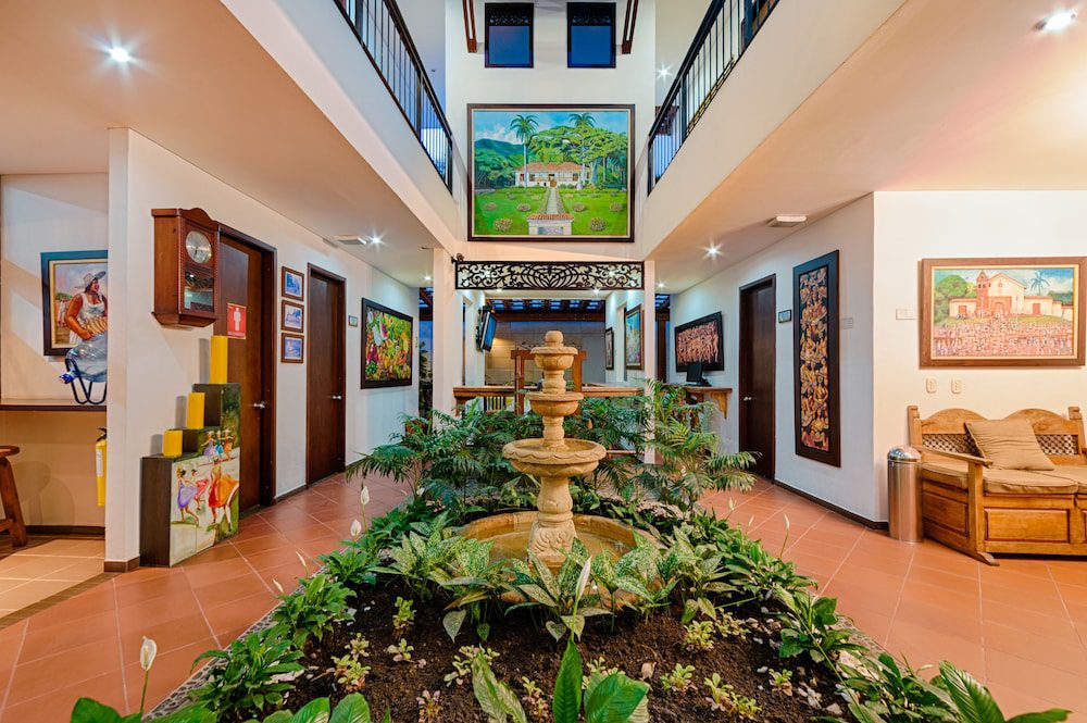 Patio interior con fuente del San Antonio Hotel Boutique en Cali