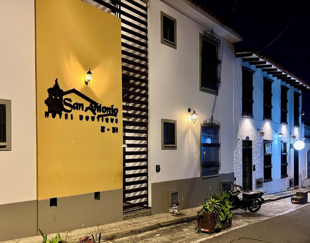 Fachada nocturna del San Antonio Hotel Boutique