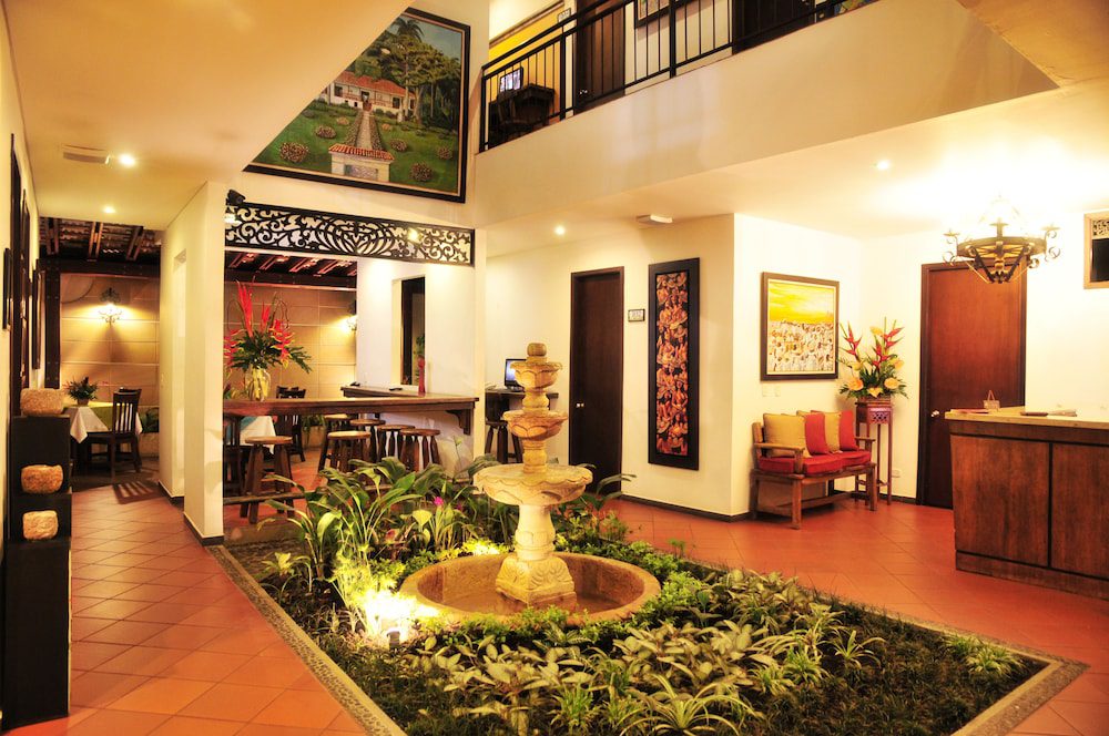 Patio y recepción del San Antonio Hotel Boutique