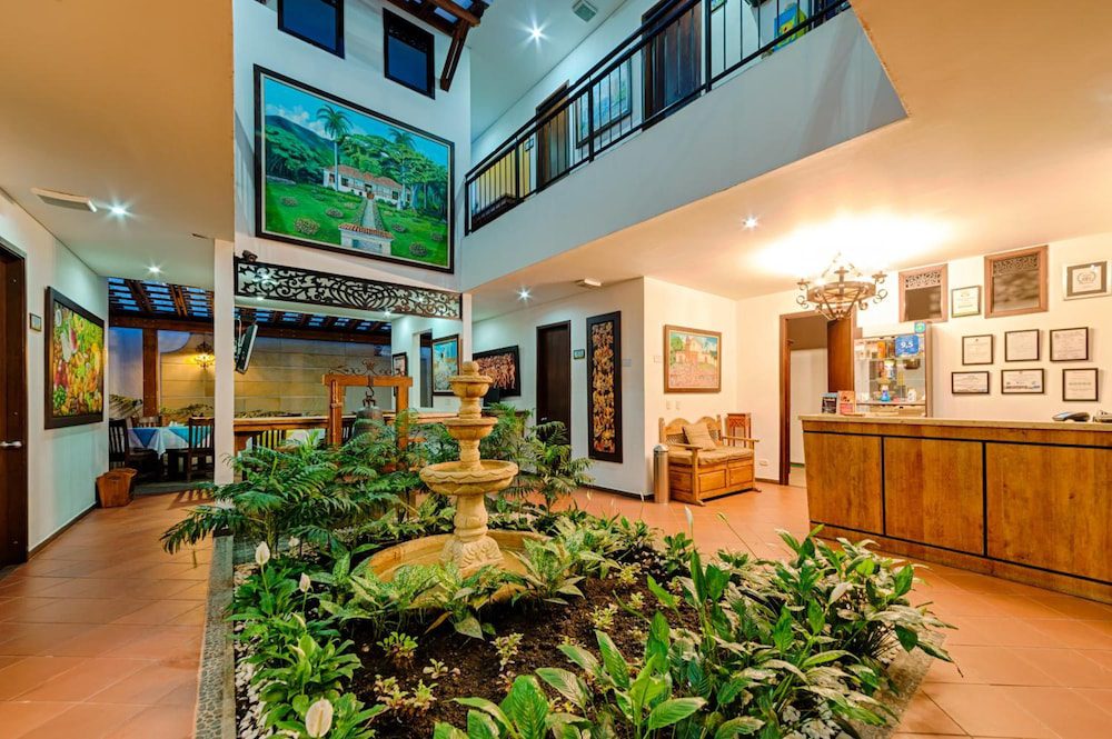 Zona de recepción con jardín del San Antonio Hotel Boutique