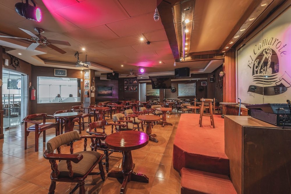 Bar y salón de Plaza Kokai en Cancún