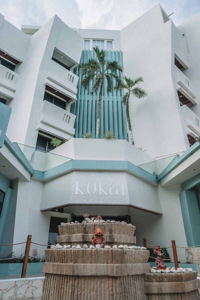Fachada y entrada de Plaza Kokai en Cancún