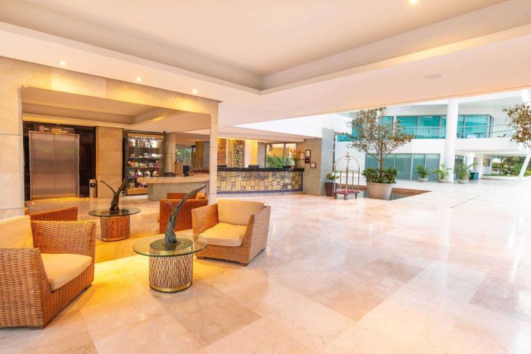 Lobby del Sonesta Hotel Cartagena con sillones de mimbre