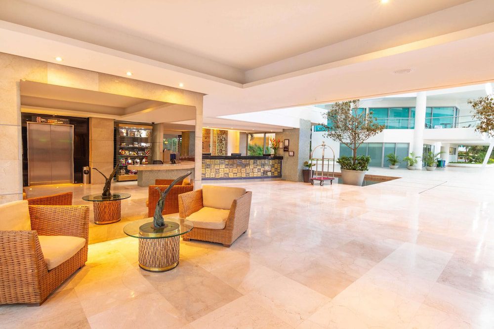 Lobby del Sonesta Hotel Cartagena con sillones de mimbre