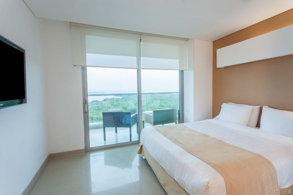Habitación con escritorio del Sonesta Hotel Cartagena