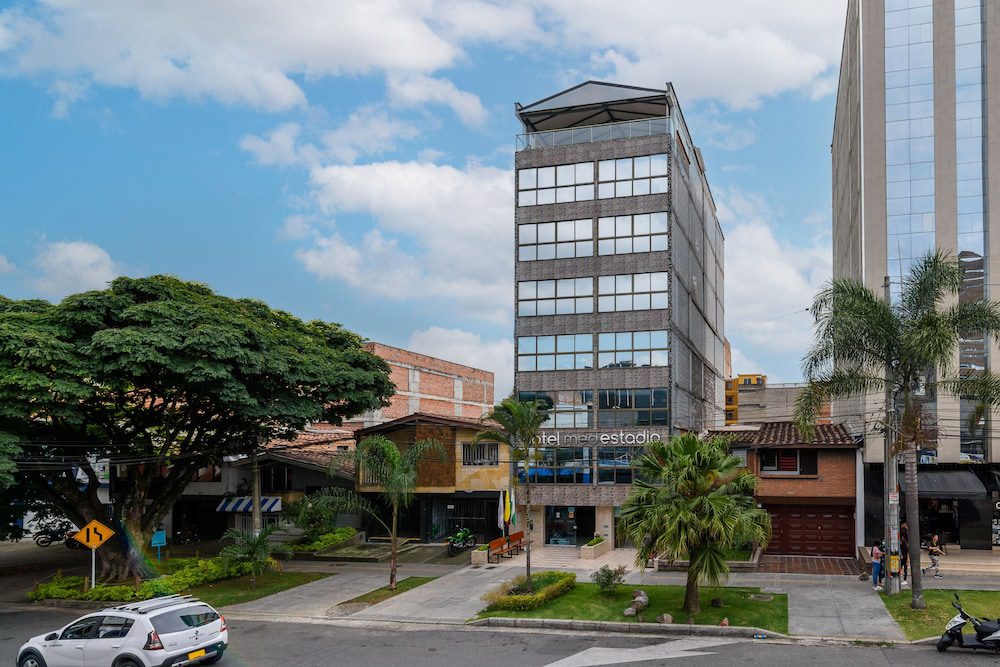 Fachada de Hotel Med Estadio en Medellín