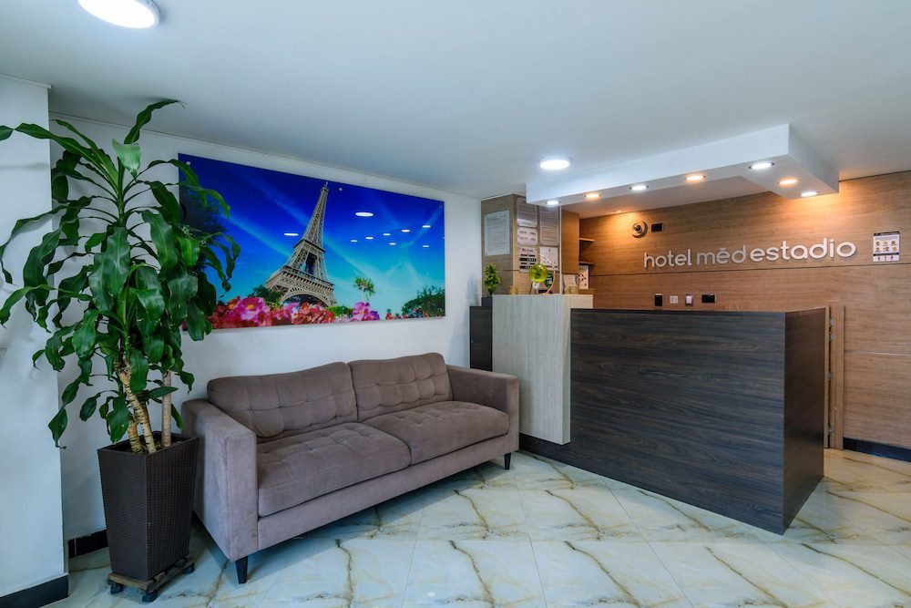 Zona de recepción de Hotel Med Estadio en Medellín