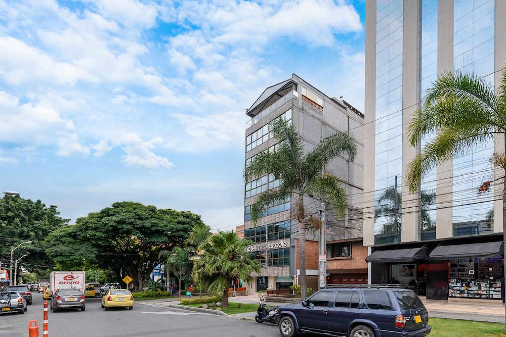 Exterior del edificio de Hotel Med Estadio en Medellín