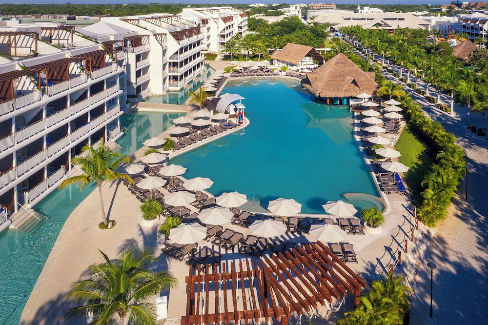 Vista aérea del hotel y la piscina de El Beso Adults Only at Ocean Riviera Paradise en Playa del Carmen