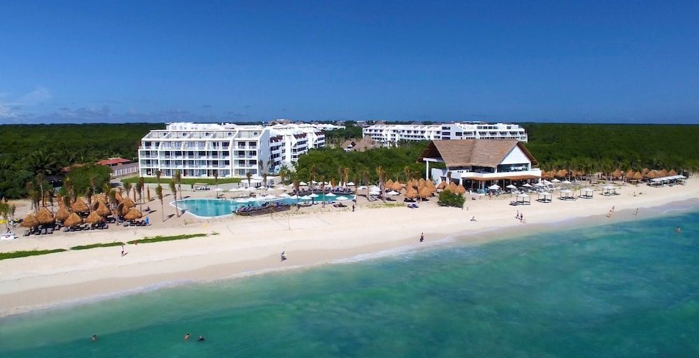 Vista aérea del hotel frente al mar de El Beso Adults Only at Ocean Riviera Paradise en Playa del Carmen