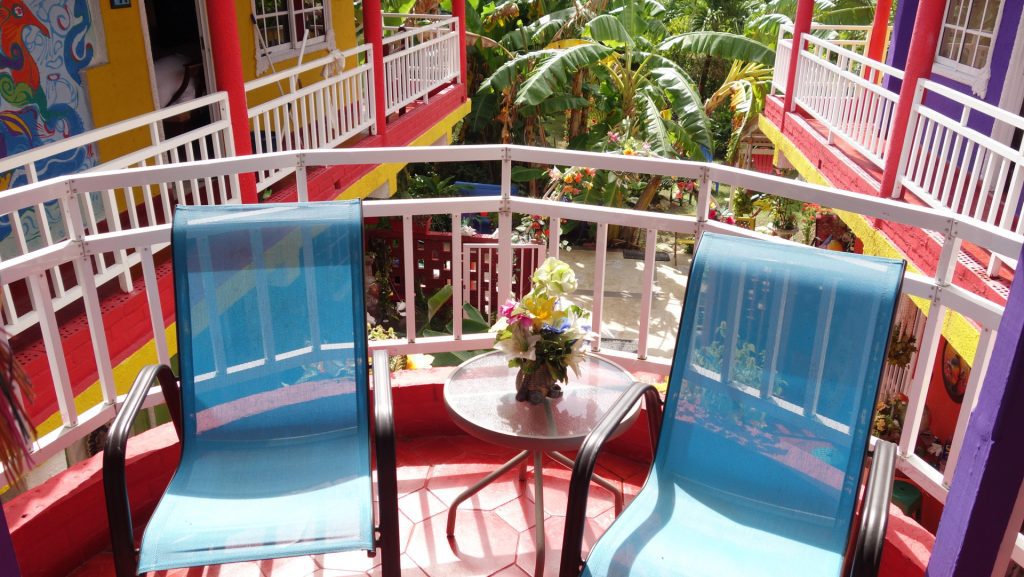 Balcón con sillas de Posada Nativa Licy en San Andrés