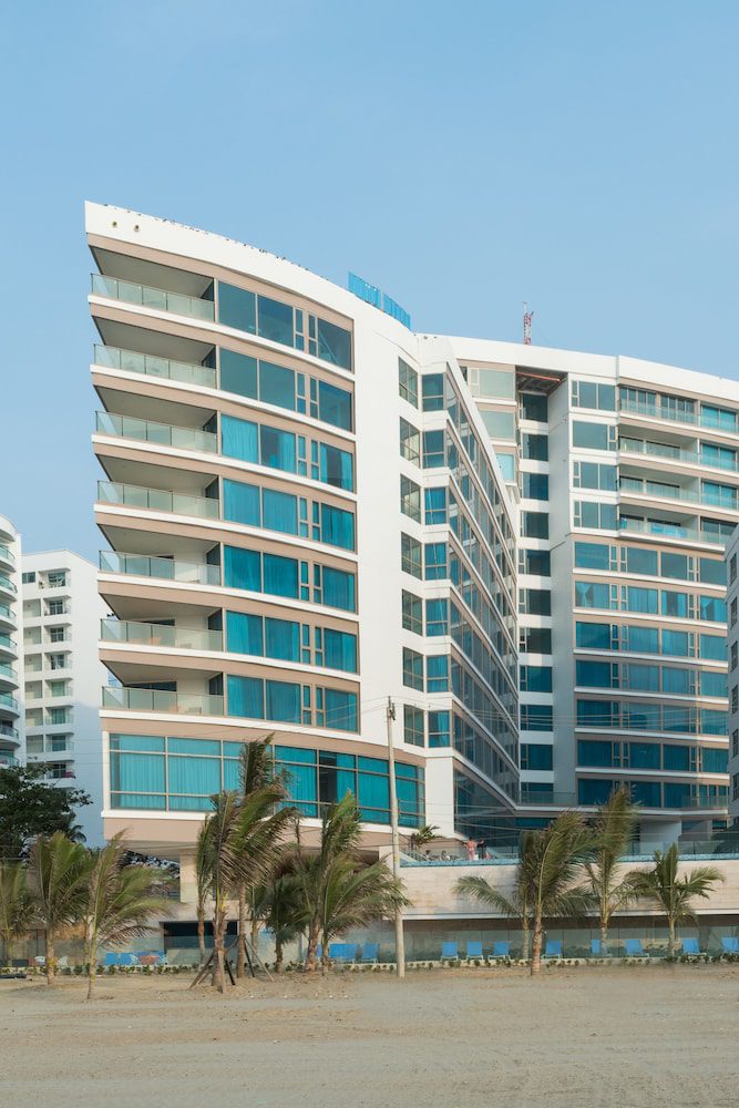 Radisson Cartagena Ocean Pavillion: fachada del edificio frente a la playa