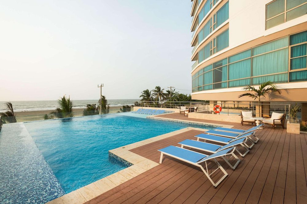 Radisson Cartagena Ocean Pavillion: piscina al aire libre junto al mar