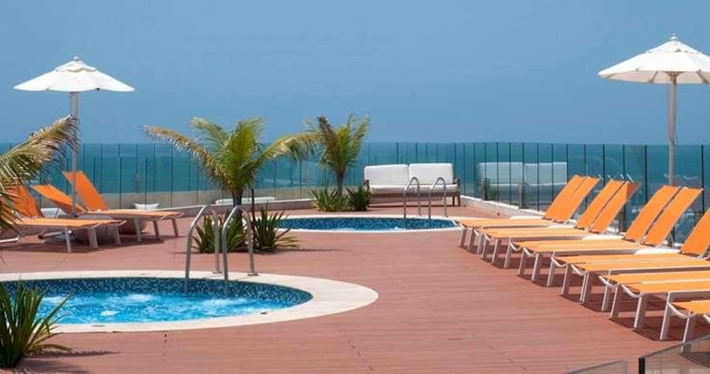 Radisson Cartagena Ocean Pavillion: terraza con jacuzzis y vista al mar