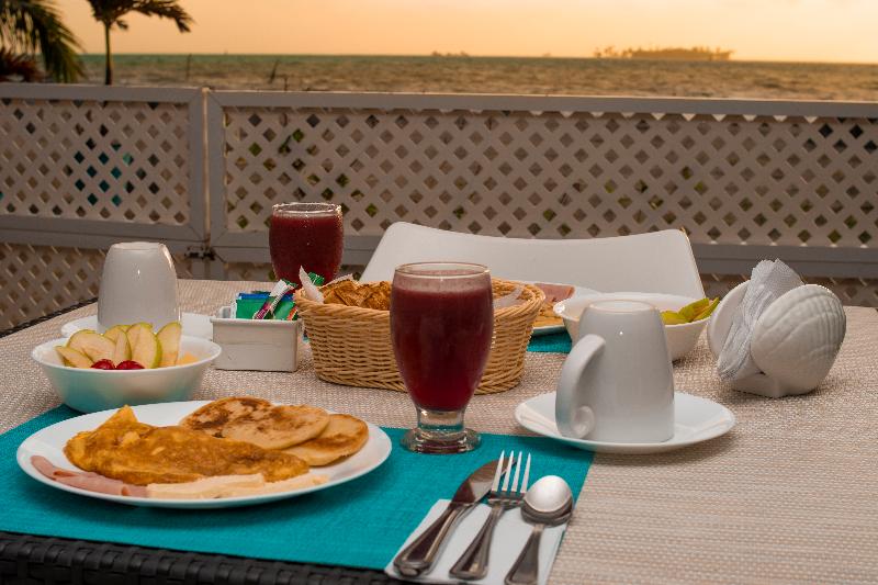 Desayuno servido en la terraza de San Luis Place by Dorado en San Andrés