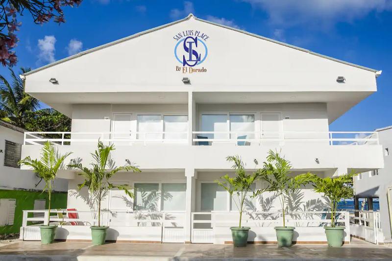 Fachada de San Luis Place by Dorado en San Andrés