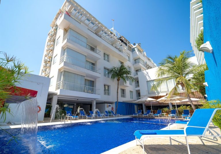 Fachada y piscina del Santorini Hotel & Resort en Santa Marta