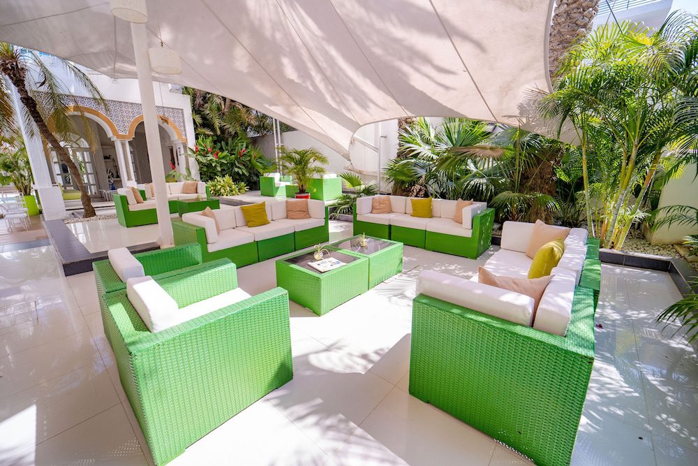 Zona de lobby con sillones verdes del Santorini Hotel & Resort