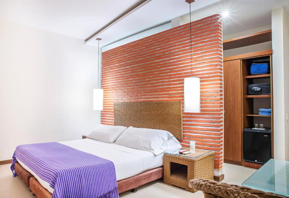 Habitación con paredes de ladrillo del Santorini Hotel & Resort