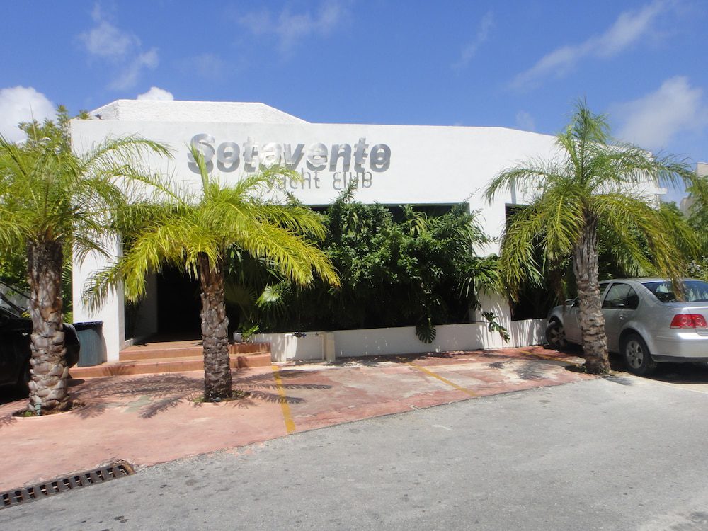 Fachada de Sotavento Hotel & Yacht Club en Cancún